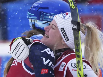 United States' Mikaela Shiffrin, left, third placed, embraces Austria's Katharina Truppe, the winner, after completing an alpine ski, women's World Cup slalom in Are, Sweden, Sunday, March 9, 2025. (AP Photo/Giovanni Auletta)