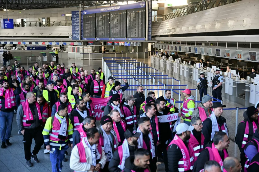 Airport workers demonstrate at the Frankfurt Airport during a 24-hour strike called by the German trade union Verdi over a wage dispute in Frankfurt, Germany March 10, 2025. REUTERS/Jana Rodenbusch