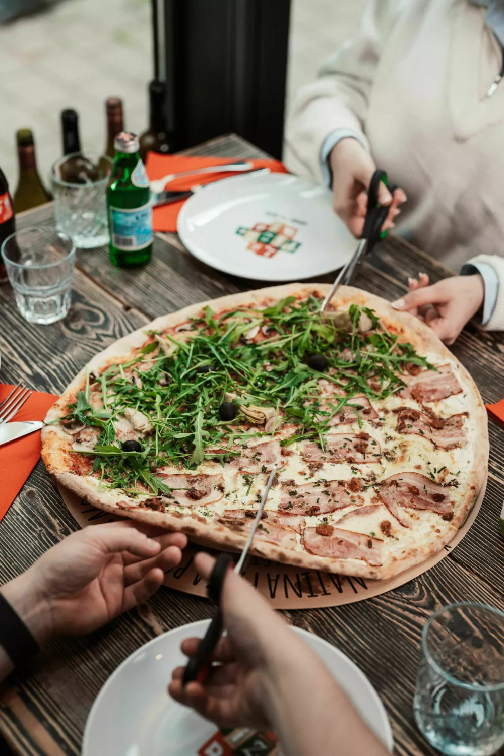 V La pizzerii Rožmarin so gostje pico režejo kar s škarjami, ki pridejo na mizo skupaj z velikanko, ki je največkrat dovolj, da se najesta dva. F Q