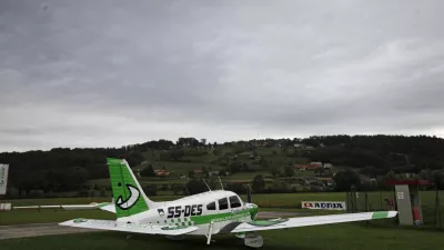 letalo PIPER za raztros vab za lisice- Svetovni dan boja proti steklini - predstavili pričetek jesenske akcije cepljenja lisic proti steklini,//FOTO: Luka Cjuha