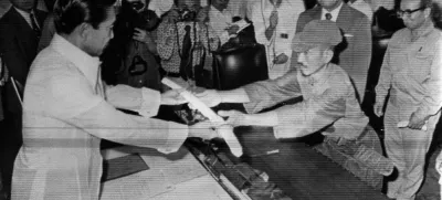 This picture taken on March 11, 1974 shows former Japanese imperial army soldier Hiroo Onoda (R) offering his military sword to former Philippine President Ferdinand Marcos (L) to express his surrender at the Malacanan Palace in Manila. Onoda, who hid in the Philippine jungle for three decades because he did not believe World War II was over, has died in Tokyo on January 17, 2014, at the age of 91. The former soldier waged a guerilla campaign in Lubang Island near Luzon until he was finally persuaded in 1974 that peace had broken out.  JAPAN OUT,Image: 182171991, License: Rights-managed, Restrictions: JAPAN OUT, Model Release: noFoto: Profimedia