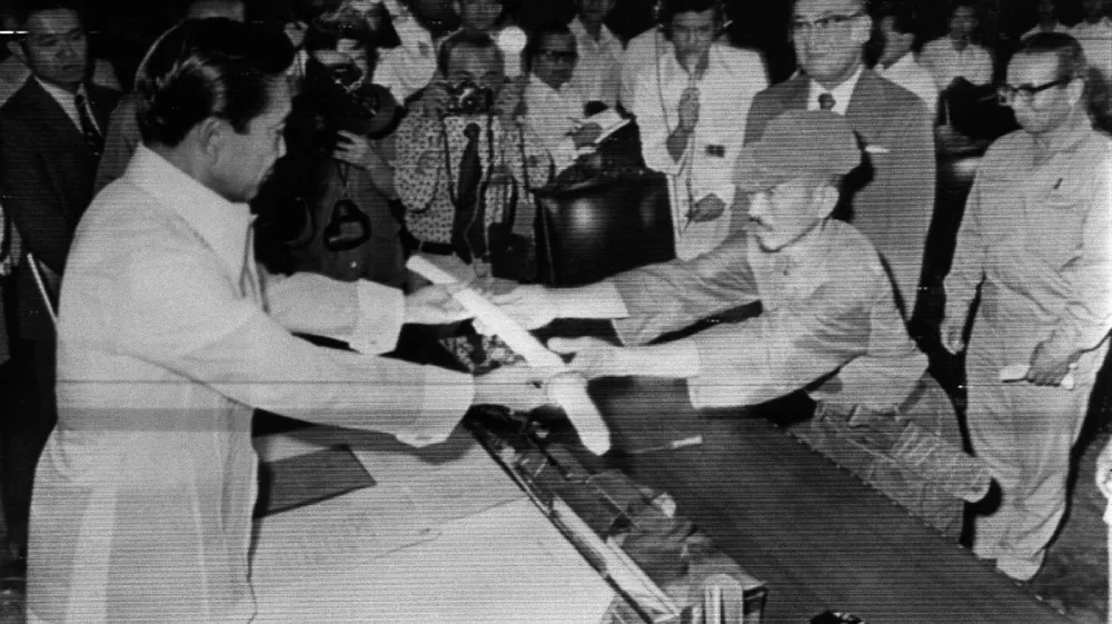 This picture taken on March 11, 1974 shows former Japanese imperial army soldier Hiroo Onoda (R) offering his military sword to former Philippine President Ferdinand Marcos (L) to express his surrender at the Malacanan Palace in Manila. Onoda, who hid in the Philippine jungle for three decades because he did not believe World War II was over, has died in Tokyo on January 17, 2014, at the age of 91. The former soldier waged a guerilla campaign in Lubang Island near Luzon until he was finally persuaded in 1974 that peace had broken out.  JAPAN OUT,Image: 182171991, License: Rights-managed, Restrictions: JAPAN OUT, Model Release: noFoto: Profimedia