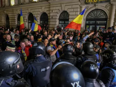 FILE PHOTO: Supporters of far-right candidate Calin Georgescu confront riot police outside Romania's central electoral bureau, after the rejection of his candidacy for the May presidential ballot re-run, in Bucharest, Romania, March 9, 2025. Inquam Photos/George Calin via REUTERS ATTENTION EDITORS - THIS IMAGE WAS PROVIDED BY A THIRD PARTY. ROMANIA OUT. NO COMMERCIAL OR EDITORIAL SALES IN ROMANIA/File Photo