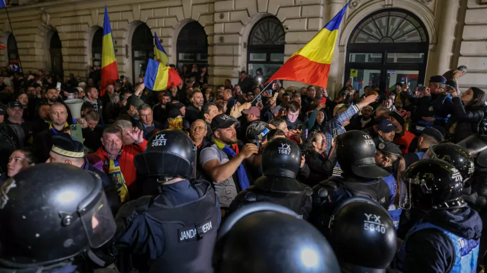 FILE PHOTO: Supporters of far-right candidate Calin Georgescu confront riot police outside Romania's central electoral bureau, after the rejection of his candidacy for the May presidential ballot re-run, in Bucharest, Romania, March 9, 2025. Inquam Photos/George Calin via REUTERS ATTENTION EDITORS - THIS IMAGE WAS PROVIDED BY A THIRD PARTY. ROMANIA OUT. NO COMMERCIAL OR EDITORIAL SALES IN ROMANIA/File Photo