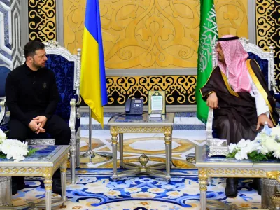 10 March 2025, Saudi Arabia, Jeddah: Ukrainian President Volodymyr Zelensky is welcomed by Prince Mishaal bin Abdulaziz Al Saud, Deputy Governor of Makkah Region, upon his arrival in Jeddah. Photo: -/Saudi Press Agency/dpa - ATTENTION: editorial use only and only if the credit mentioned above is referenced in full