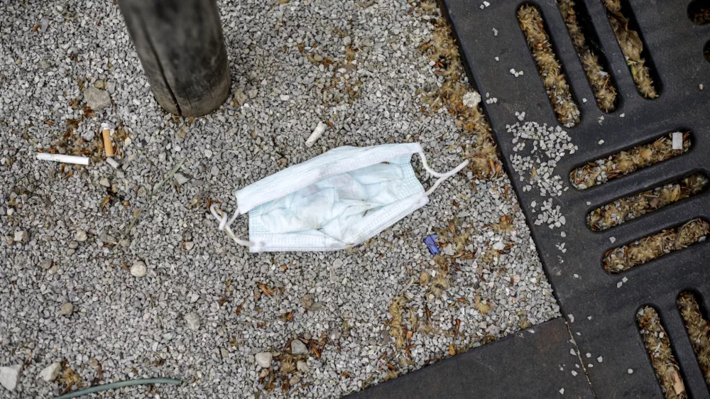 ﻿- odvržene zaščitne rokavice in maske po uporabi na tleh ob cestah, pločnikih, drugih javnih površinah ter v naravi - 20.04.2020 – Epidemija Koronavirus COVID-19 v Sloveniji – ukrep obvezna uporaba zaščitnih mask in rokavic v trgovinah in drugih javnih zaprtih prostorih //FOTO: Matjaž Rušt