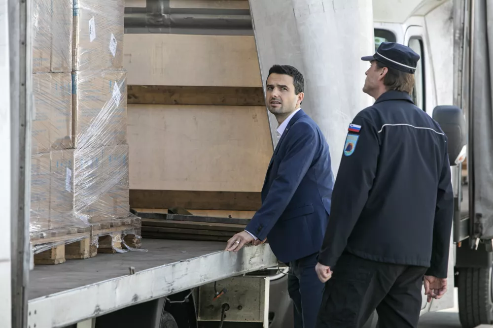 ﻿Matej Tonin, minister za obrambo- 20.03.2020 - Uprave RS za zaščito in reševanje Roje - prihod tovornjaka z zaščitnimi maskami, ki sta jih Sloveniji donirali fundaciji Alibaba in Jack Ma - zaščitne maske - Koronavirus COVID-19 v Sloveniji