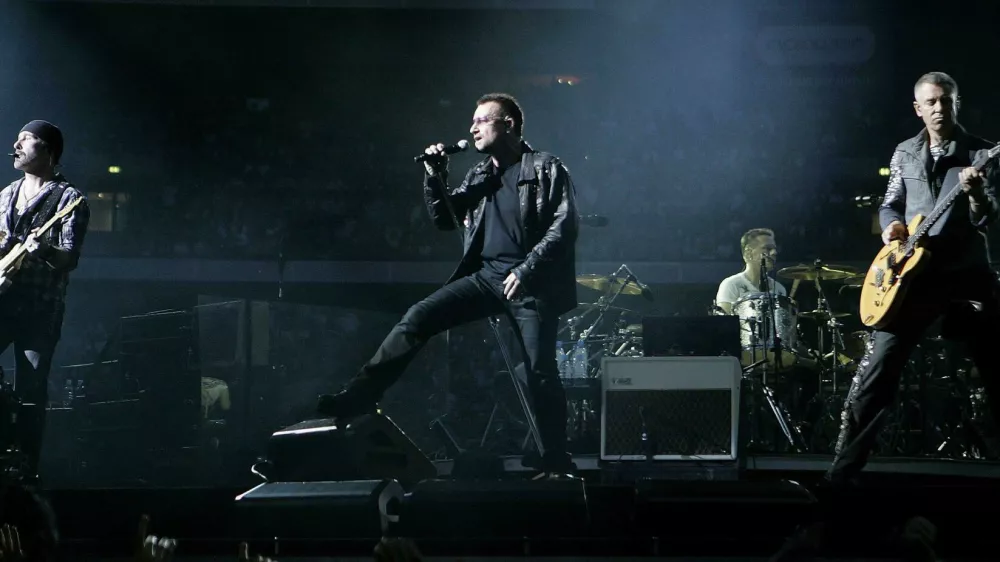 2HBKPPX U2 in concert at Wembley Stadium in London, UK