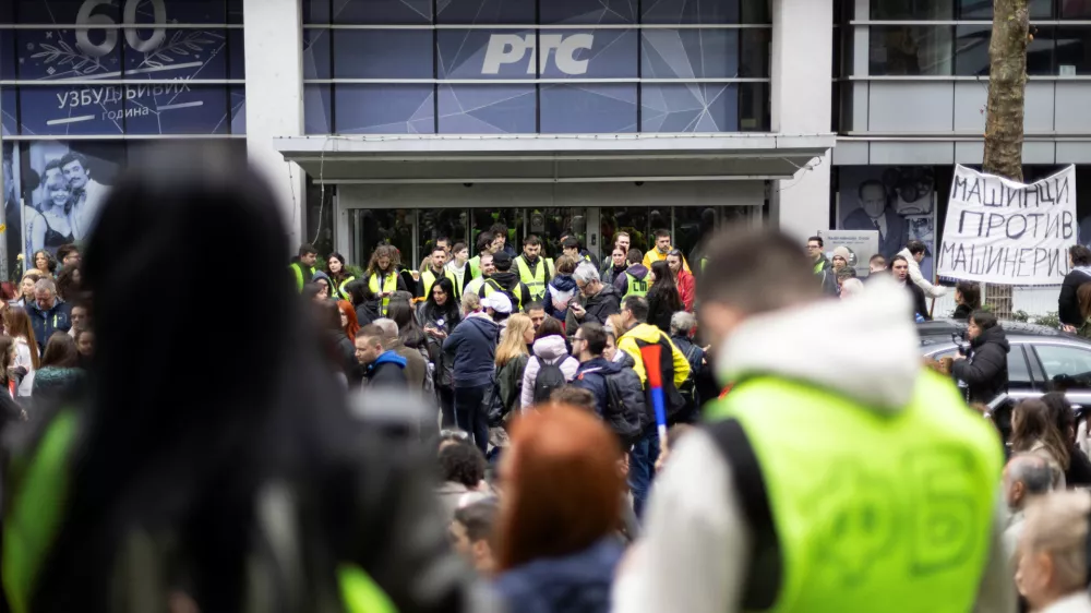 Students and anti-government protesters block access to the offices of state broadcaster Radio Television of Serbia (RTS), keeping employees out and forcing some of the live programming to go off air, in Belgrade, Serbia March 11, 2025. REUTERS/Djordje Kojadinovic