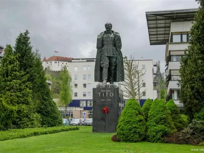 Titov trg, Velenje. spomenik Tito