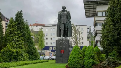 Titov trg, Velenje. spomenik Tito