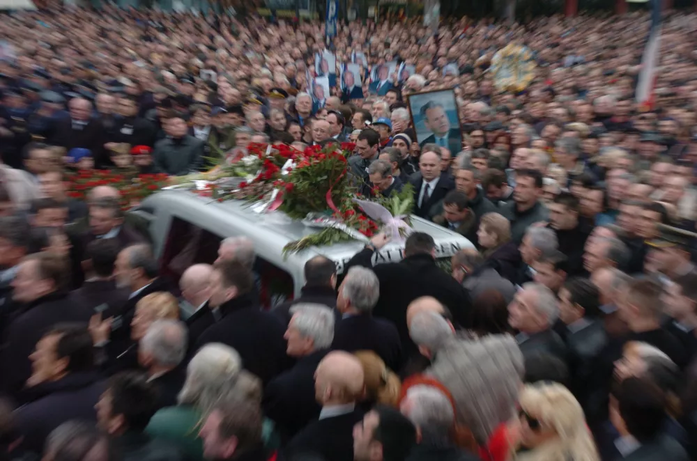 Prihod krste s posmrtnimi ostanki Slobodana Miloševiča v rojstni kraj Požarevac v soboto popoldne, kjer se je zbralo priblizo 15.000 do 20.000 tisoč ljudi., - pogreb Slobodan Miloševič - / /FOTO: Luka CjuhaOPOMBA: ZA OBJAVO V ČASOPISU DNEVNIK