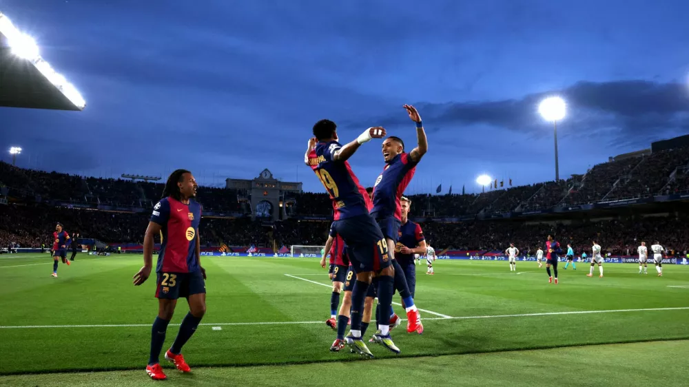 Soccer Football - Champions League - Round of 16 - Second Leg - FC Barcelona v Benfica - Estadi Olimpic Lluis Companys, Barcelona, Spain - March 11, 2025 FC Barcelona's Raphinha celebrates scoring their first goal with Lamine Yamal REUTERS/Albert Gea   TPX IMAGES OF THE DAY