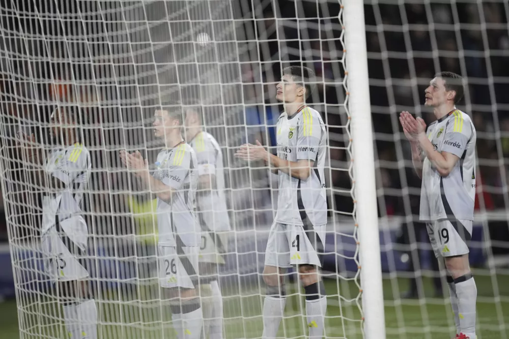 Benfica players applauds fans at the end of the Champions League round of 16 second leg soccer match between FC Barcelona and SL Benfica at the Lluis Companys Olympic Stadium in Barcelona, Spain, Tuesday, March 11, 2025. (AP Photo/Emilio Morenatti)