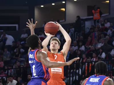 Olimpijin Gregor Glas je v prvi četrtini zadel dve trojki, do konca tekme pa ni dosegel več nobene točke. Foto: Tine Ružič/KK Cedevita Olimpija