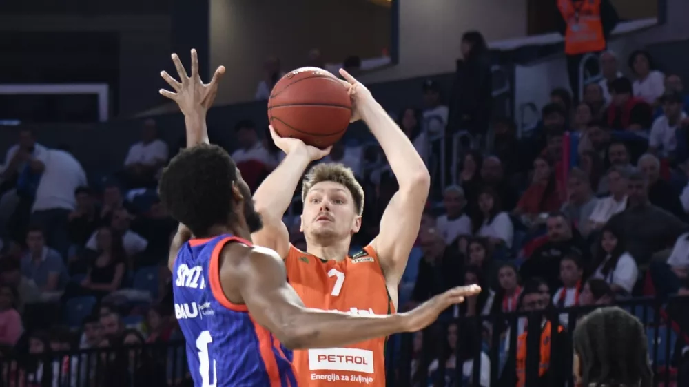 Olimpijin Gregor Glas je v prvi četrtini zadel dve trojki, do konca tekme pa ni dosegel več nobene točke. Foto: Tine Ružič/KK Cedevita Olimpija