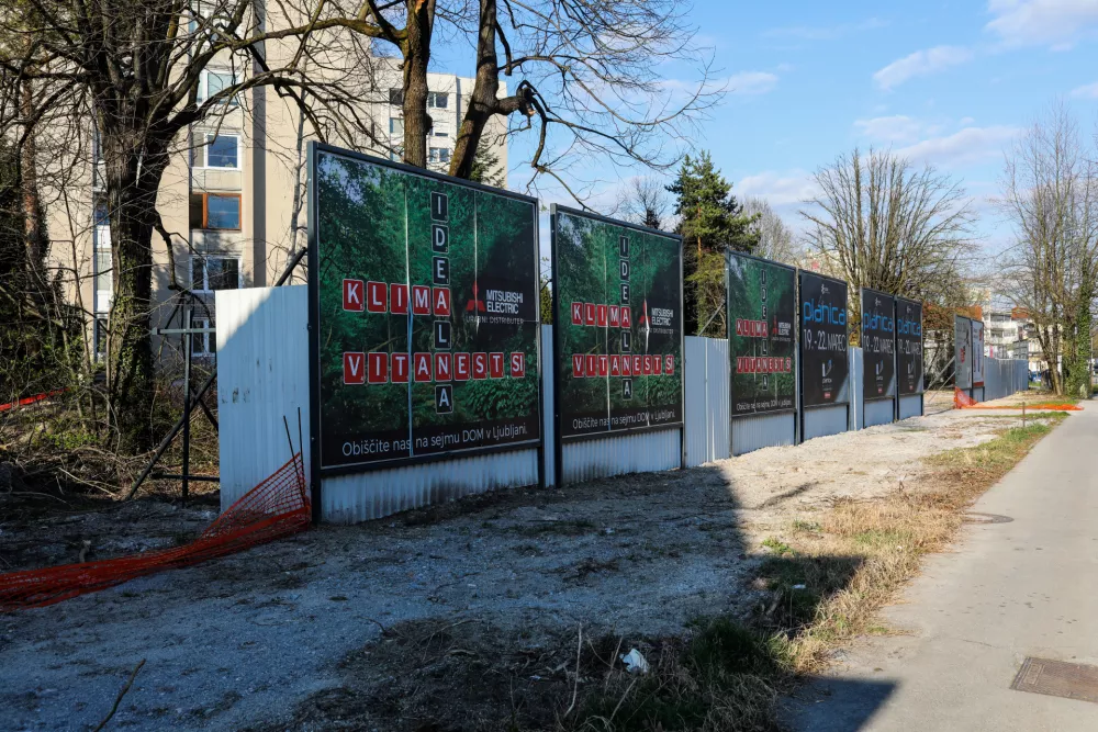 Oglaševalci so iznajdljivi. Panoji se tako pomikajo iz varovalnih pasov na kmetijska zemljišča. Foto: Bojan Velikonja