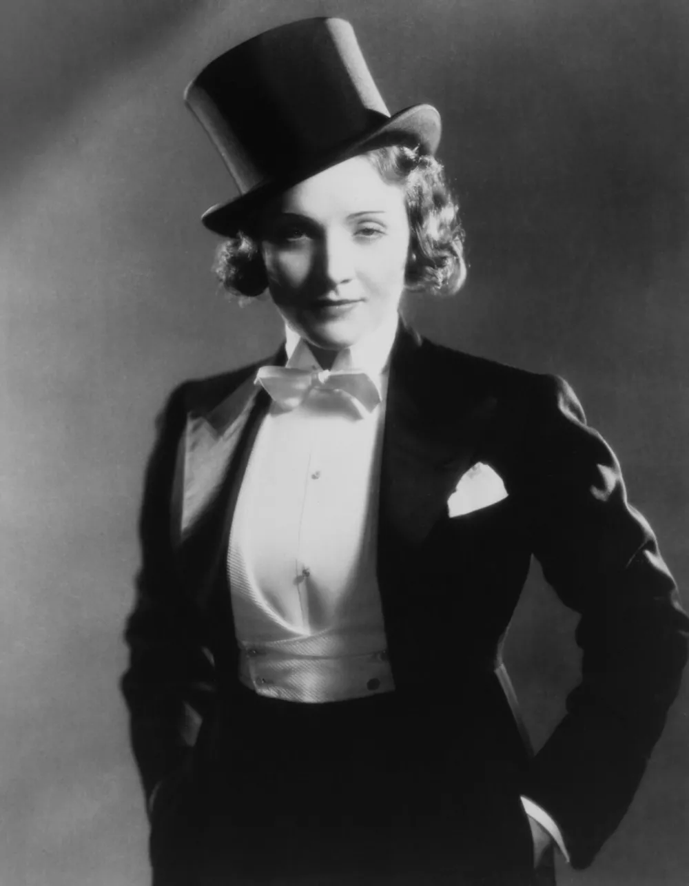 Leta 1930 je Marlene Dietrich ustvarila ikonični stilski trenutek, ko je v filmu Maroko nosila obleko in metuljček. F/Profilmedia