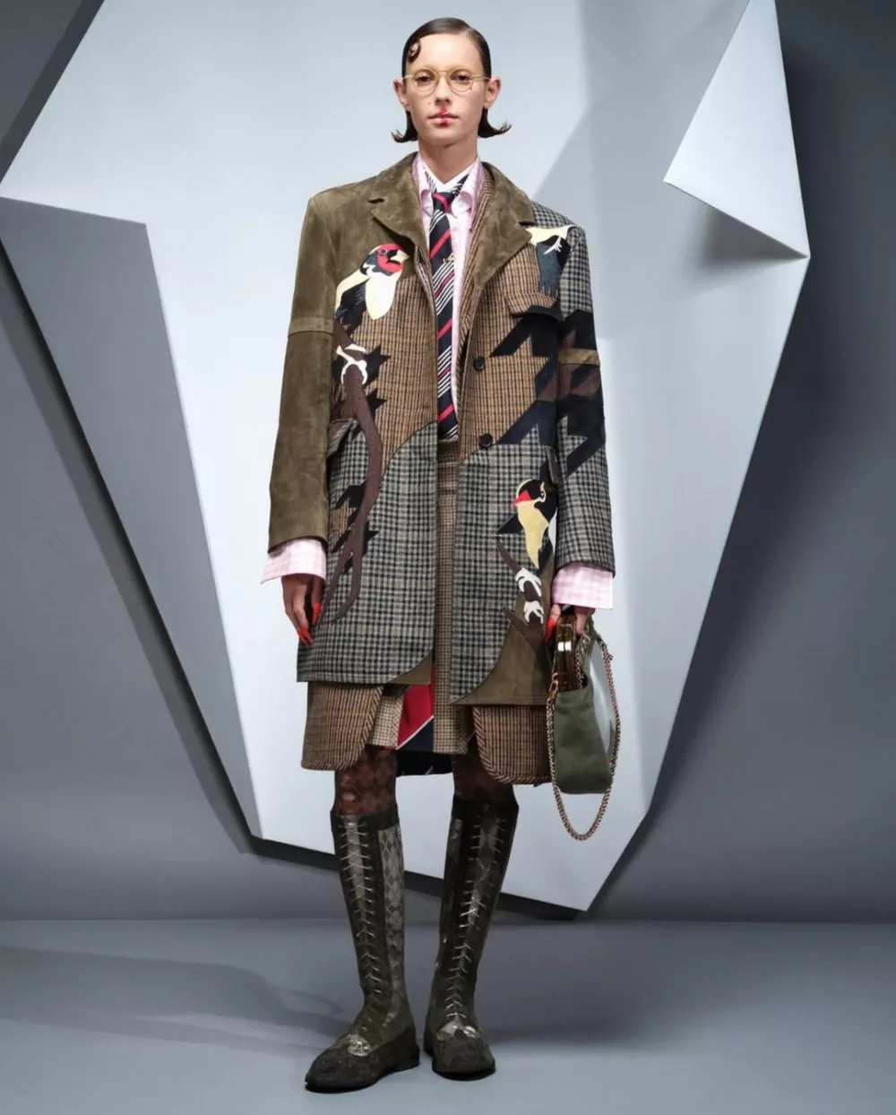 Najnovejša kreacija Thoma Browna je vsebovala različne permutacije moškega videza, kot tudi suknjič izdelan iz krpank. F IG/Thom Brown