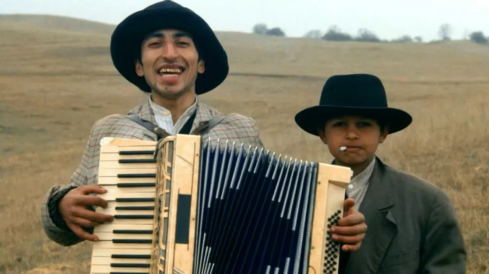 QUI CHANTE LA-BAS ?KO TO TAMO PEVA1980de Slobodan SijanMiodrag KosticNenad Kostic. 1940's; musicien; musician; accordeon,Image: 698719607, License: Rights-managed, Restrictions: Restricted to editorial use related to the film or the individuals involved (producers, directors, authors, actors, etc.)The rights of publicity of any person depicted in the photos are not grantedMandatory credit of the film company and photographer, Model Release: no