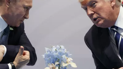 Ruski predsednik Putin še proučuje, kaj bo glede prekinitve spopadov odgovoril ameriškemu predsedniku Trumpu (oba na arhivski fotografiji iz leta 2017). Foto: AP