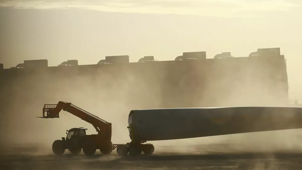 A worker using heavy machinery loads a wind turbine blade at the TPI Composites factory, as Mexican Finance Minister Edgar Amador Zamora warns of economic slowdown with Trump's tariffs, in Ciudad Juarez, Mexico March 12, 2025. REUTERS/Jose Luis Gonzalez