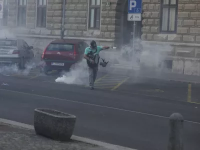 ﻿- policija je uporabila solzivec - - 05.10.2021- protestni shod v Ljubljani - protest nasprotnikov uvajanja covid ukrepov PCT (preboleli, cepljeni, testirani) - vlada je prvič v zgodovini samostojne Slovenije aktivirala 9. člen Zakona o nalogah in pooblastilih policije, da zaradi velike verjetnosti hujših kršitev javnega reda pred vrhom EU-Zahodni Balkan za dva dni omeji oz. prepove gibanje v Ljubljani, na Bledu in v okolici Brda pri Kranju/FOTO: Jaka Gasar