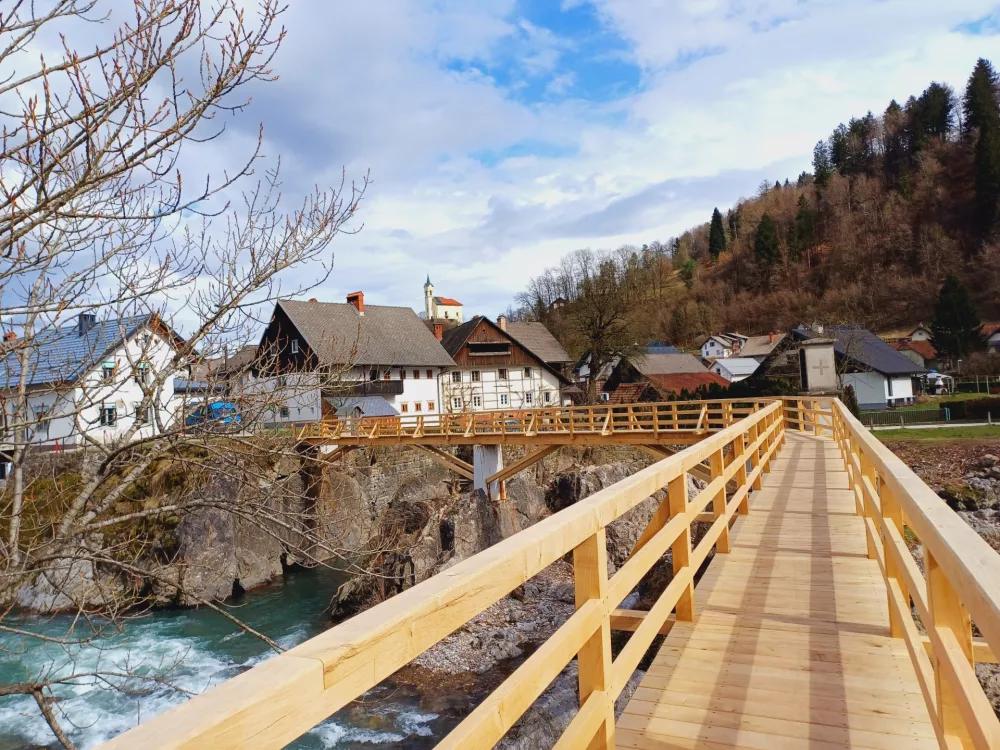 Nova brv je zaradi preventive pred novo ujmo postavljena meter višje od prejšnje in je ojačana s kovinskim ogrodjem. Foto: Tina Jereb