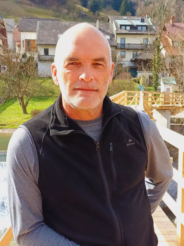 Matjaž Ovsenek že vse življenje živi v Starmanovi hiši s častitljivo letnico 1790, ki stoji v neposredni bližini Hudičeve brvi. Foto: Tina Jereb