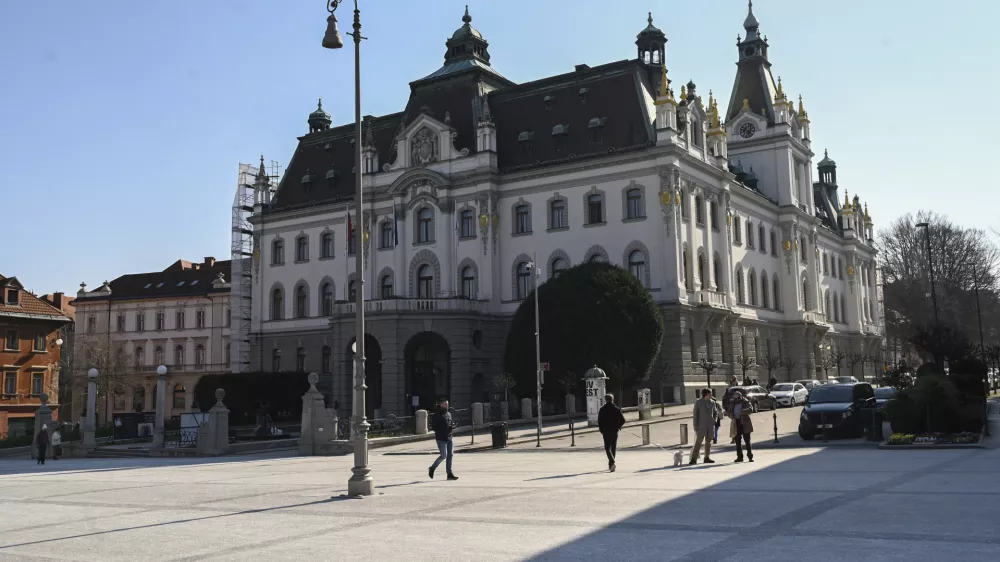 Zaradi prenovljenega plačnega sistema v javnem sektorju ima Univerza v Ljubljani približno 25 milijonov evrov nepredvidenih stroškov s plačami zaposlenih. Foto: Nik Erik Neubauer Q