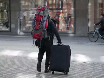 Prizor iz Ljubljane, kjer je, tako kot drugod po turistični Sloveniji, vse več takšnih popotnikov, ki zaradi cene hotelskih nastanitev iščejo alternative v stanovanjih in sobah. / Foto: Nik Erik Neubauer