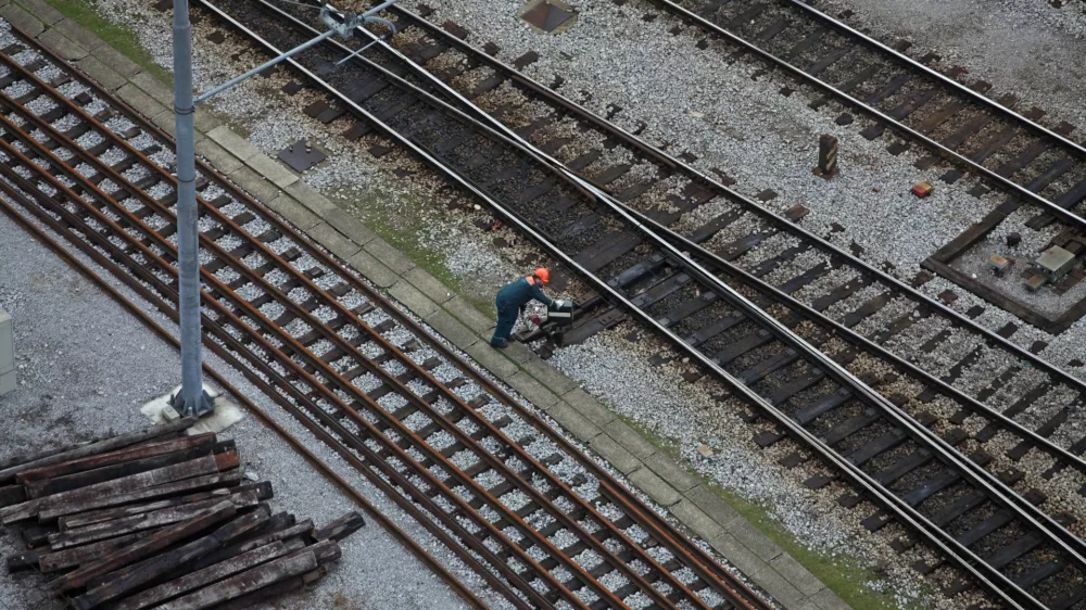 ﻿15.1.2014 - simbolična fotografija - Slovenske železnice (SŽ) - železniška proga - tiri - drugi tir//FOTO: Luka Cjuha