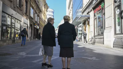 Večja delovna aktivnost starejših bi bila koristna za vzdržnost pokojninske blagajne, a na pristojnem ministrstvu pravijo,
da izplačevanje polne pokojnine ob nadaljevanju dela ni primerno. Foto: Nik Erik Neubauer