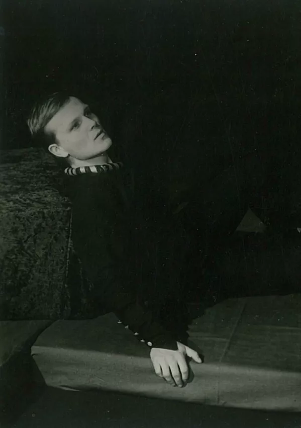 Niko Goršič kot Hamlet leta 1964 v tretjem letniku AGRFT. Oblečen je v kostum, ki ga je leta 1937 nosil Stane Sever. / Foto: Marjan Ravnikar via Repertoar AGRFT