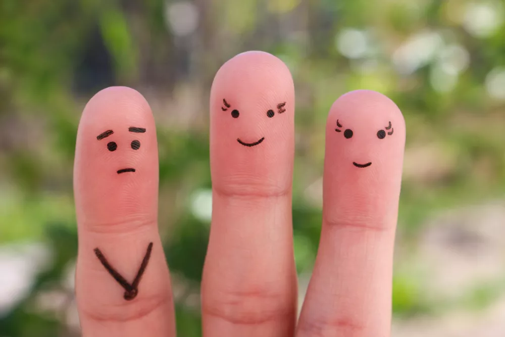 Nekateri platformo izkoriščajo za skok čez plot, po svetu so znani tudi primeri, ko platformo za »zmenke« uporabljajo v prostituciji. / Foto: iStock