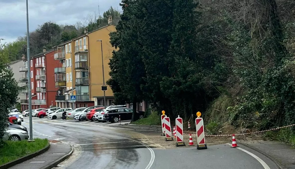 Zaradi obilnega deževja se je na Cesti na Markovec v Kopru vsul manjši plaz, ki so ga že sanirali. 