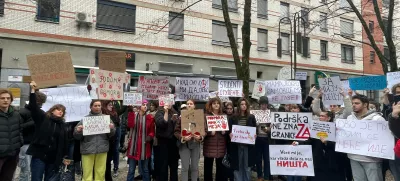 Ljubljana, srbsko veleposlanistvo.Pred srbskim veleposlanistvom v Ljubljani se je danes zbrala mnozica ljudi, ki so izrazili podporo vec kot dva meseca trajajocim studentskim protestom v Srbiji in zahtevam po razkritju dokumentacije v zvezi s prenovo novosadske zelezniske postaje.