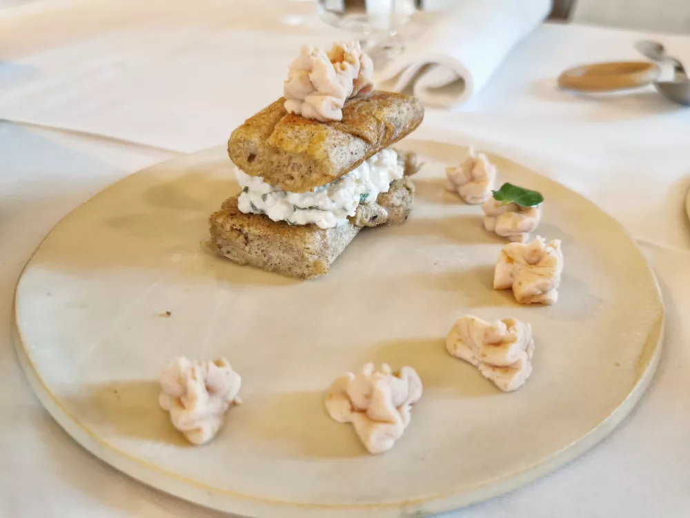 Ajdov blin z drobnjakovo skuto in pašteto dimljene postrvi, Gostilna Mencinger