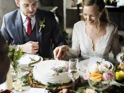 Začne se že s poročno torto. / Foto: Istock