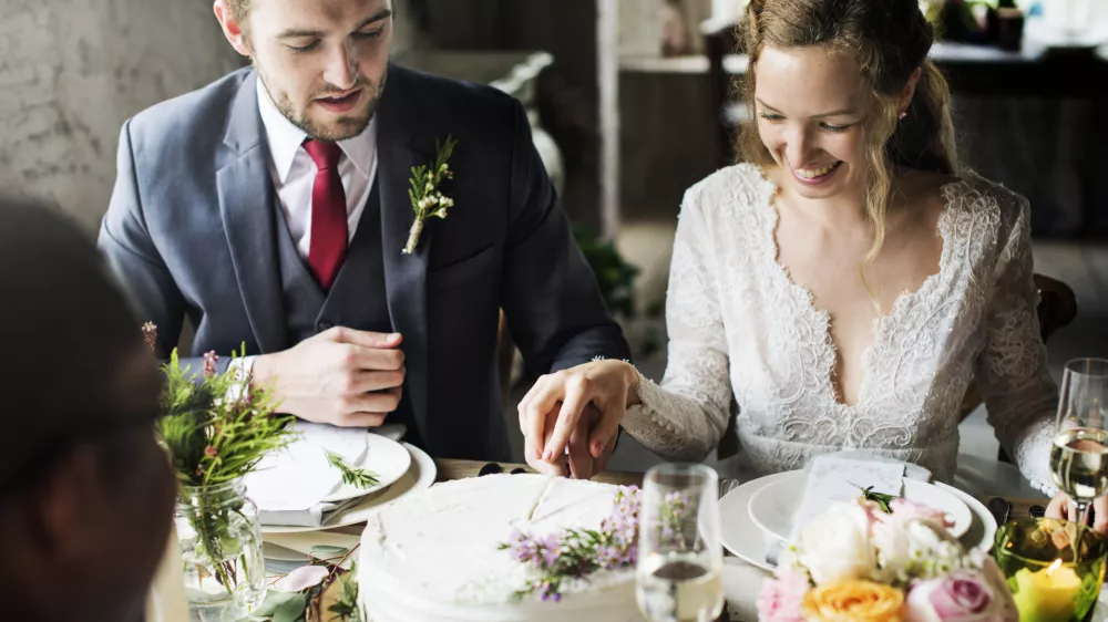 Začne se že s poročno torto. / Foto: Istock