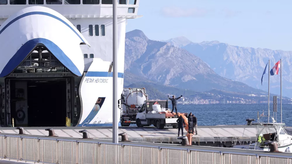 21.11.2024., Split - Trajekt Petar Hektorovic na vanjskom vezu gradske luke i pored njega djelatnici Ciana. Photo: Ivo Cagalj/PIXSELL