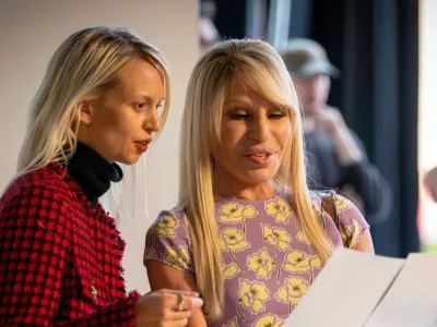 Po 27 letih na čelu hiše Donatella Versace zapušča mesto kreativne direktorice kultne modne hiše. F IG/Donatella Versace 