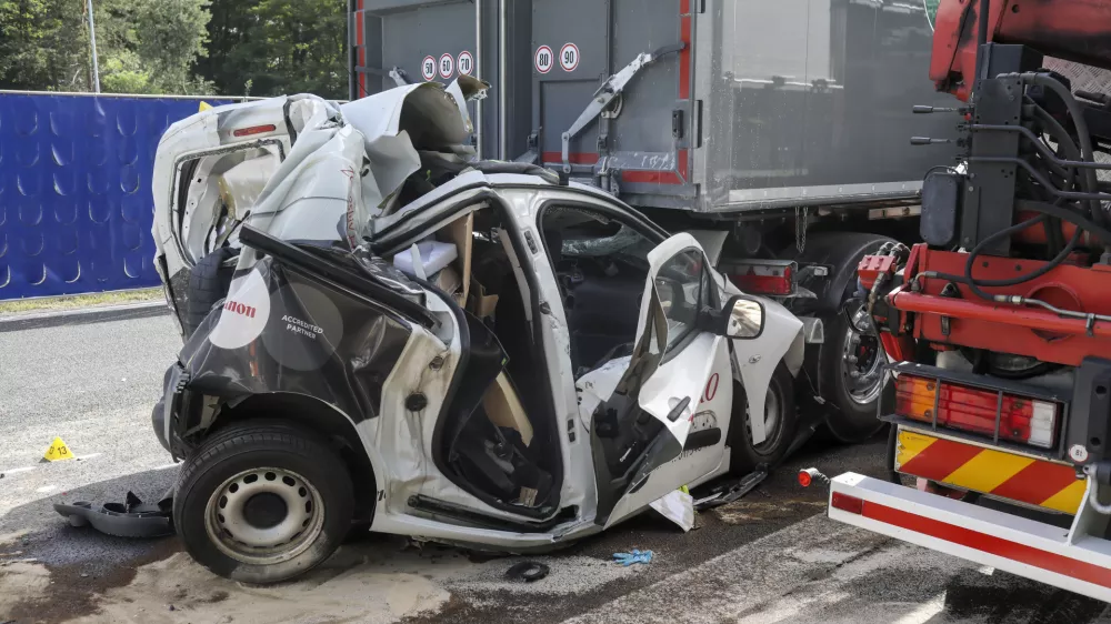 - 27.06.2022 - Prometna nesreča na južni ljubljanski obvoznici pri priključku Ljubljana jug proti razcepu Kozarje - policija, gasilci, reševanje //FOTO: Jaka Gasar