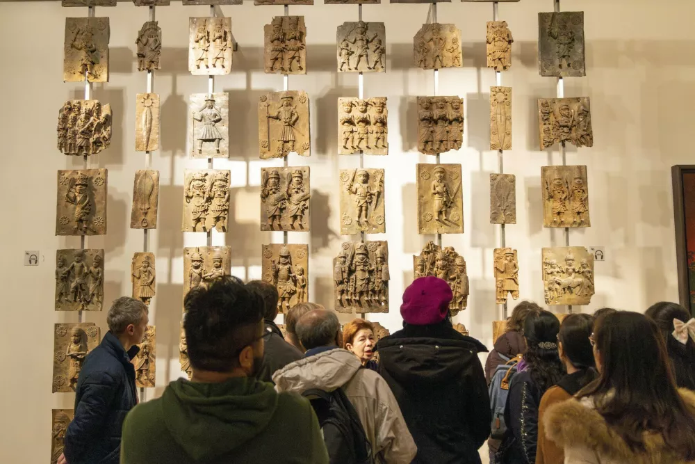 Broni iz Benina v Britanskem muzeju. Kipci in reliefi, ki so jih kolonialisti ukradli med plenjenjem kraljestva Benin (na ozemlju današnje Nigerije), se počasi le vračajo v izvorno državo. / Foto: Profimedia