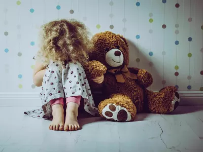 Osem let zapora: Posiljeval mladoletno hčer in jo golo fotografiral