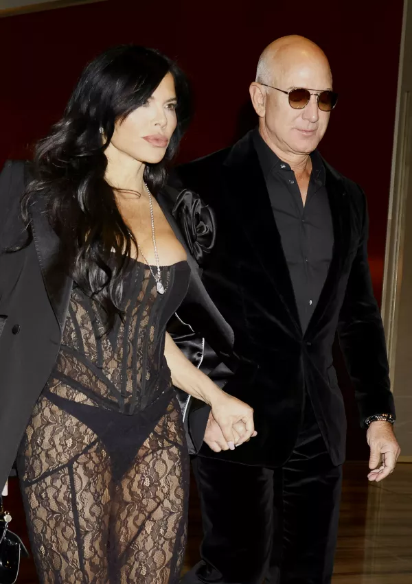 MILAN, ITALY - JANUARY 13: Jeff Bezos and wife Lauren Sanchez are seen during the Milan Fashion Week - Menswear Fall/Winter 2024-2025 on January 13, 2024 in Milan, Italy. (Photo by Robino Salvatore/GC Images) / Foto: Robino Salvatore