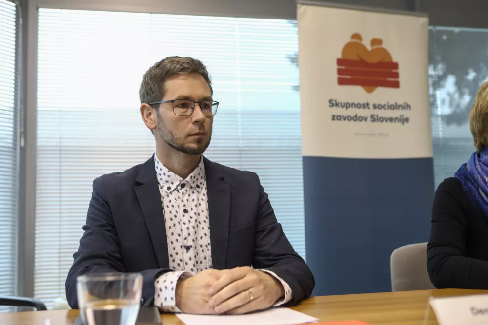 ¸Denis Sahernik, sekretar Skupnosti socialnih zavodov Slovenije - 17.11.2022 – Skupnost socialnih zavodov Slovenije - predstavili stališče o noveli Zakona o dolgotrajni oskrbi, //FOTO: Luka Cjuha / Foto: Luka Cjuha