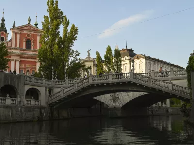 Ljubljansko Tromostovje je ena od točk, ki bo zvečer z modro svetlobo opominjala na breme parkinsonove bolezni. / Foto: Nik Erik Neubauer