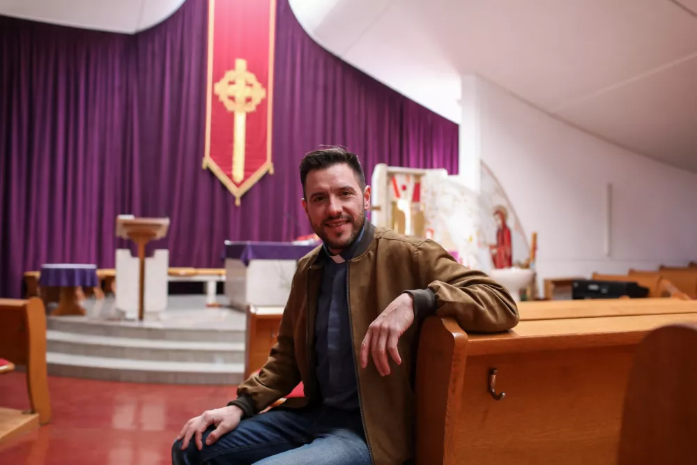 Kljub natrpanemu urniku osebni stik z Bogom najde v jutranji molitvi v tišini cerkve, pri sveti maši, a tudi v iskrenih pogovorih z ljudmi. / / Foto: Bojan Velikonja