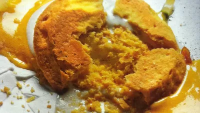 "This dessert pokes fun at our daily strive for perfection and pristine beauty. I love the dynamics of a lemon tart but hate all the fuss- cream decorations and stubborn crusts. To get around all that nonsense, we purposefully crushed our tart. Of course, it isn't just a one liner but full of flavoured experience from the most fragile crust to the peaks of tart, sour, sweet, cured and candied lemon on the plate."http://www.epicurious.com/recipes/food/views/Oops-I-Dropped-the-Lemon-Tart-51198010 / Foto: Wikipedia